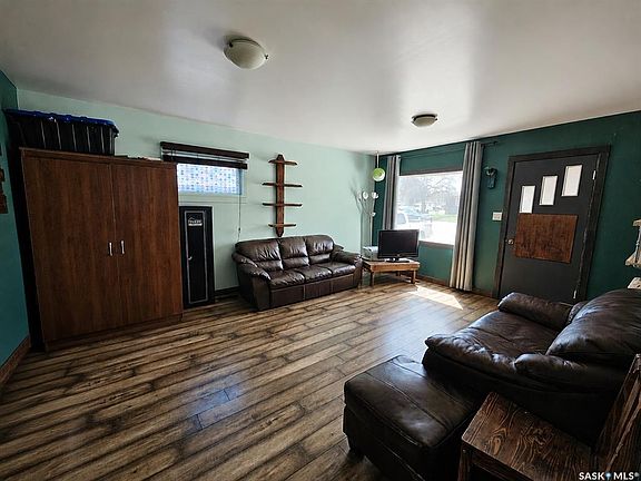4th image of 409 3rd AVENUE W