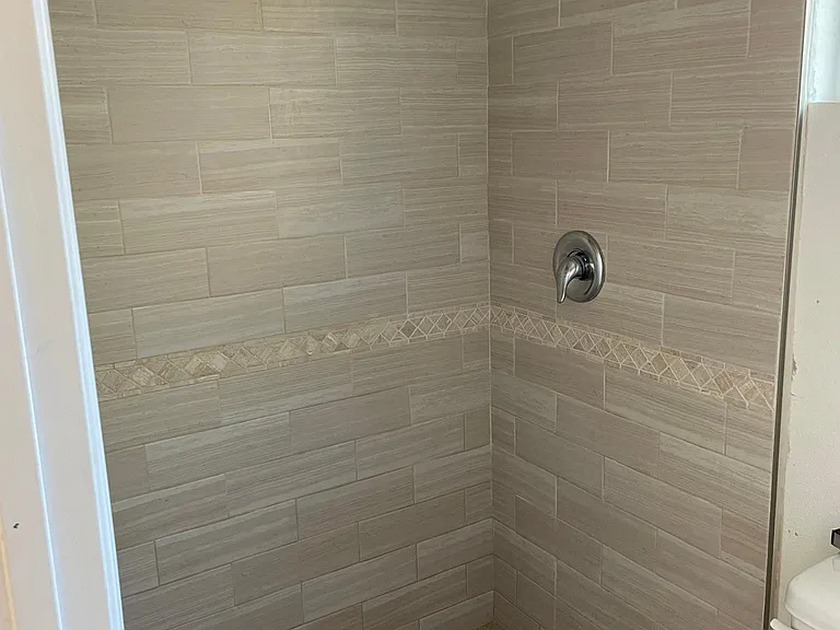 114 W B St — Photo 3