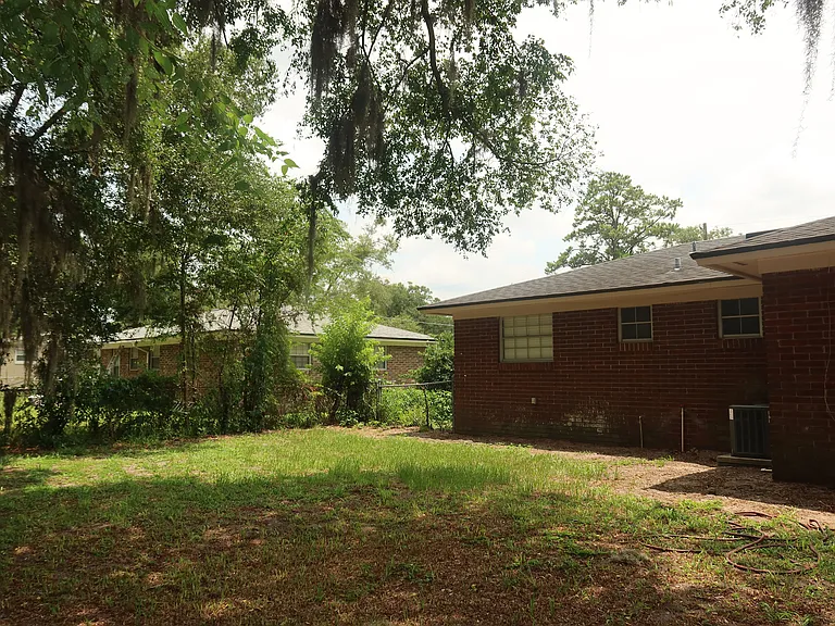 8211 Gwendolyn Rd — Photo 37
