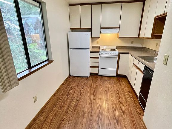 4th image of 2251 NE Blakeley St #304