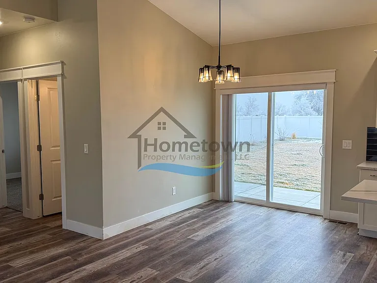 215 S Hills St — Photo 10
