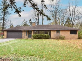 2101 W Glen Oaks Ln, Mequon, WI 53092