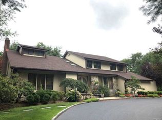 26 Hilltop Dr, Melville, NY 11747