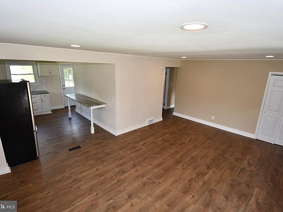 5th image of 421 Manor Ave