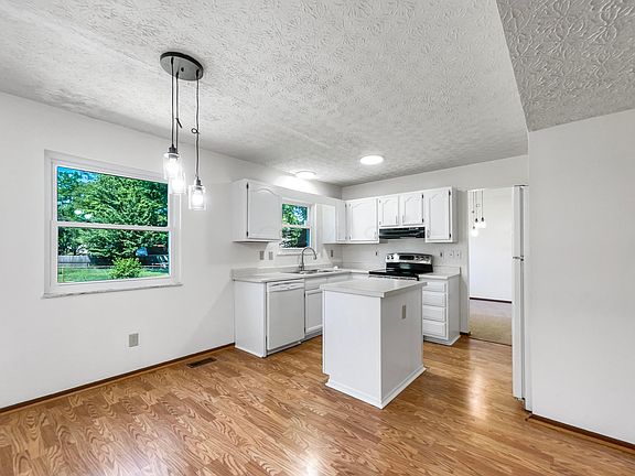 4th image of 3223 Arrowsmith Dr
