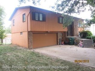 7111 Pine Dr, La Vista, NE 68128
