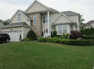 9 Tulip Ct, Holtsville, NY 11742