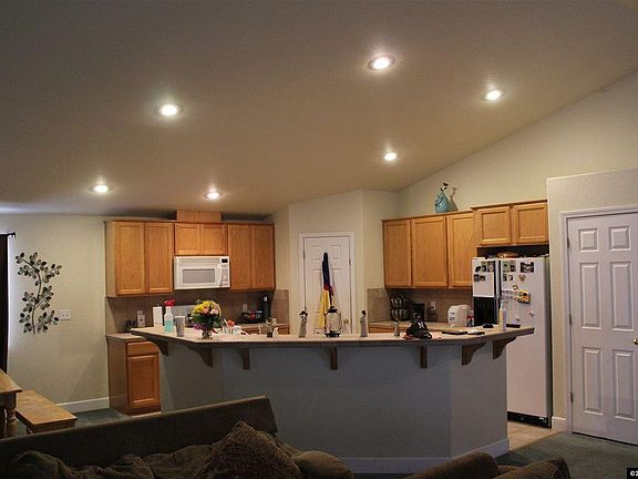 4th image of 396 Sprague Dr