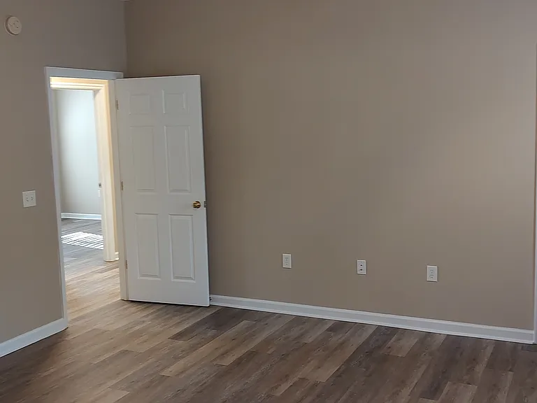324 Deal St — Photo 8