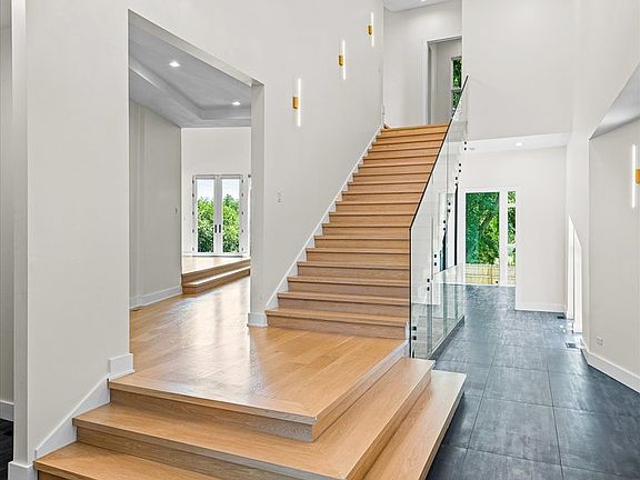 4th image of 220 Astor Pl