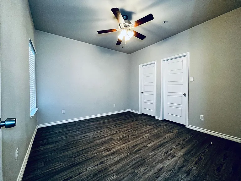 Stunning 4 Bedroom Near Tech — Photo 29