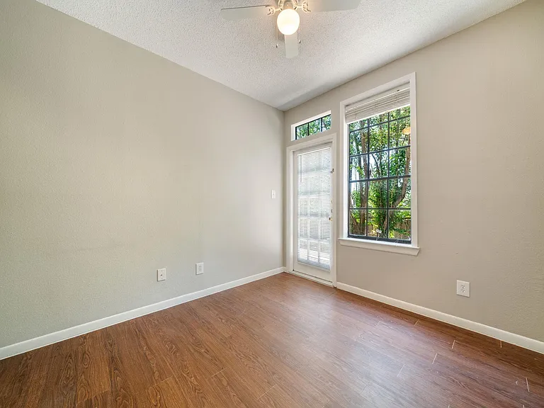 2300 Leon St #101 — Photo 21