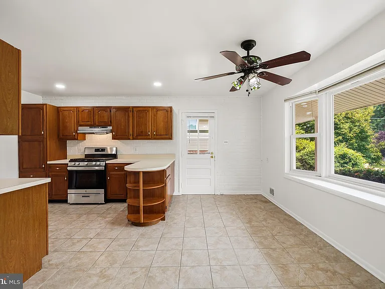 11840 Enid Dr — Photo 3