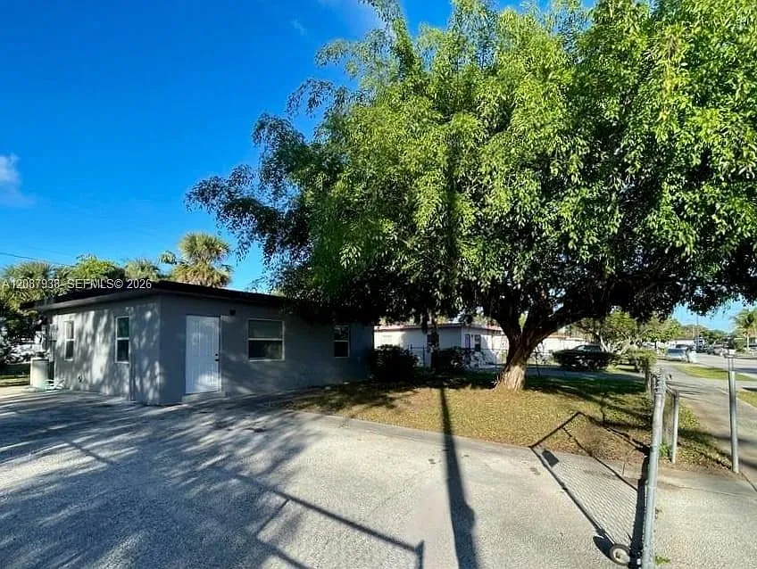 2 bed, 1.0 bath, 728 sqft, $2,100 — Photo 1