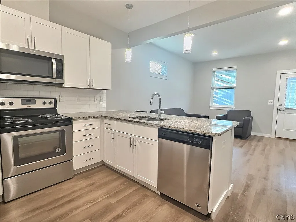 3 bed, 3.0 bath, 1050 sqft, $2,995 — Photo 4
