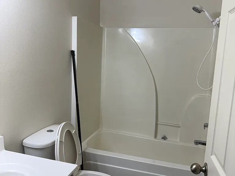 100 E Lauren Ln — Photo 2