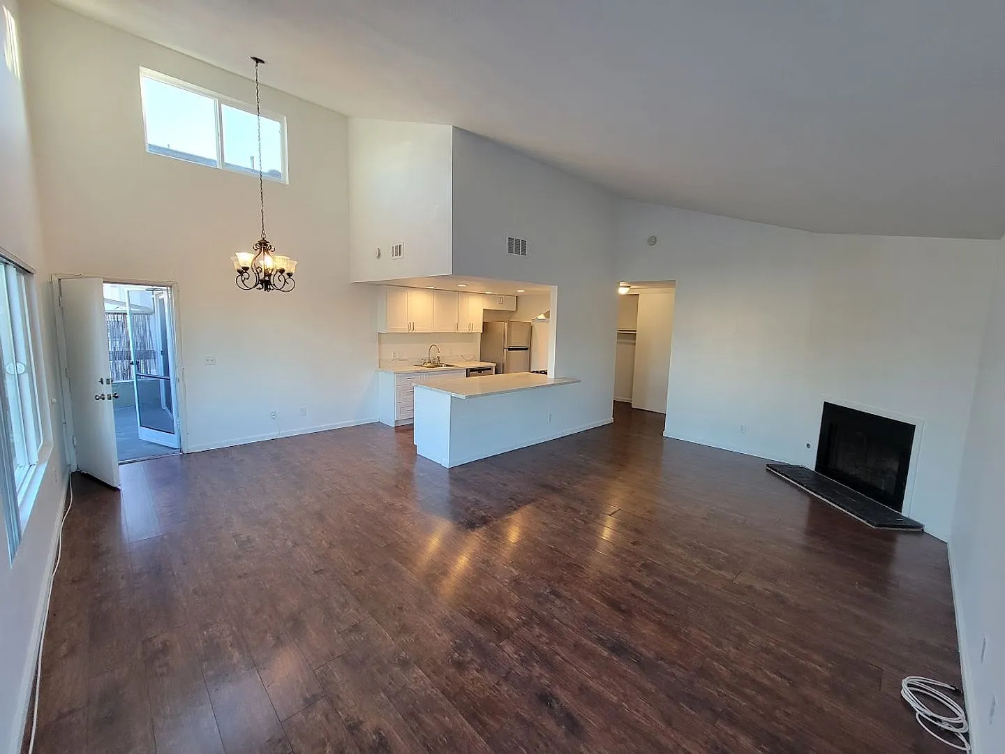 735RE — Photo 1