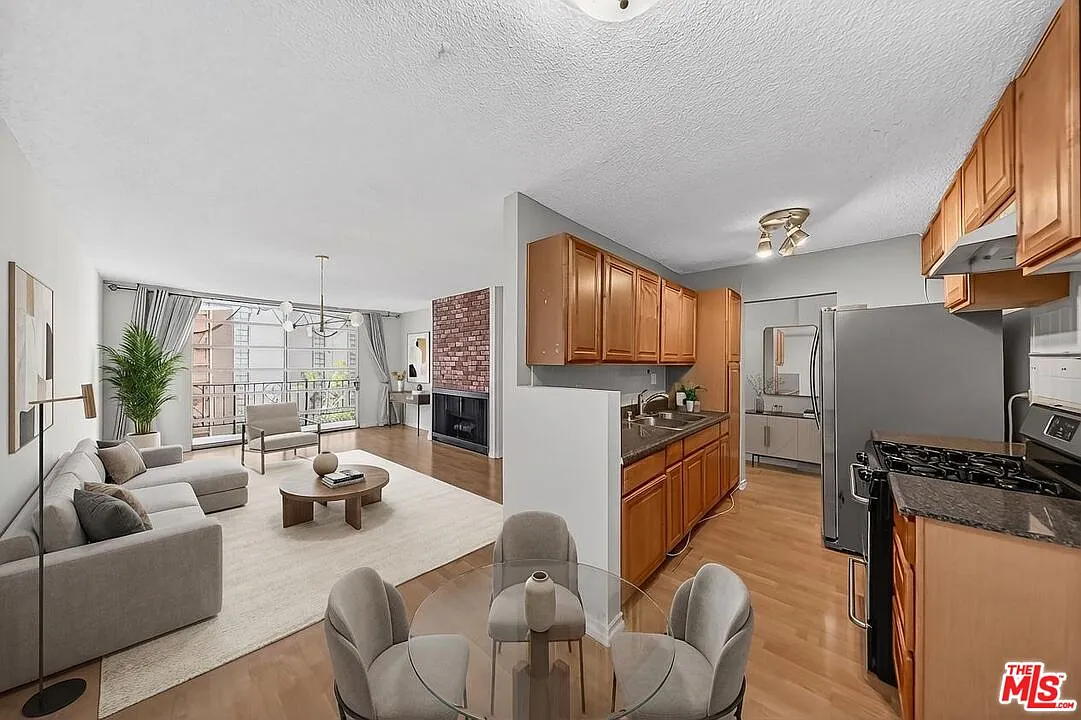1 bed, 1.0 bath, 769 sqft, $1,900 — Photo 3