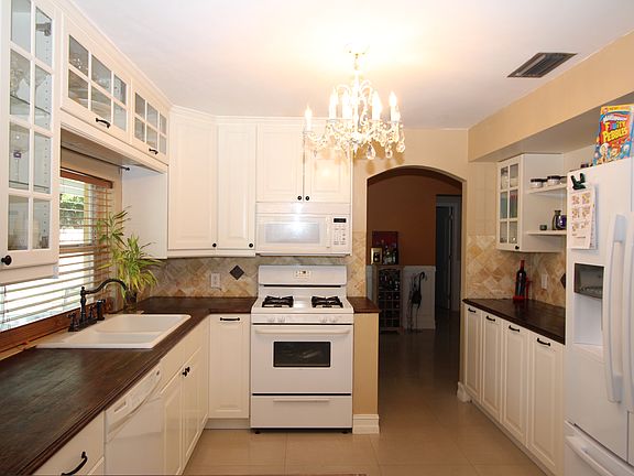 5th image of 11910 NW 36th Pl