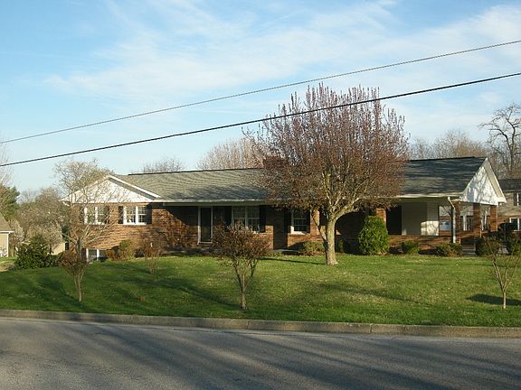 4th image of 715 Mountain View Dr