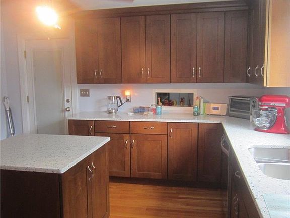 3rd image of 35 Oakdale Ave
