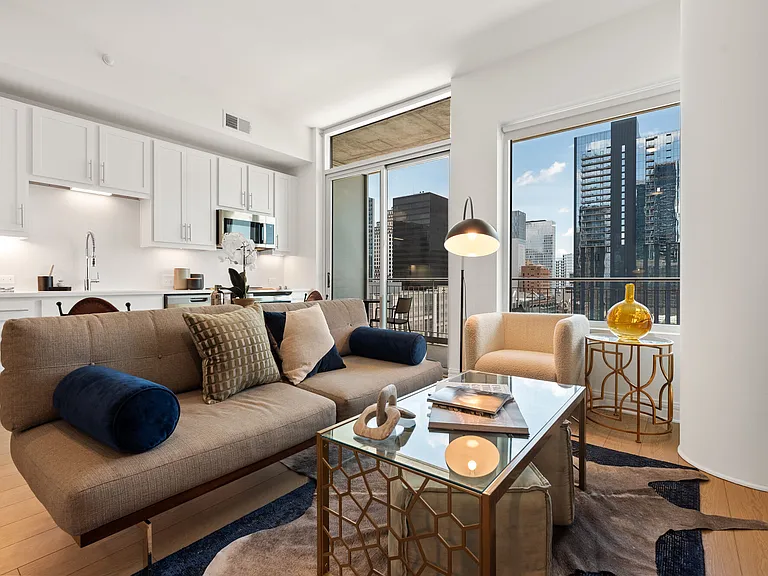Whitley — Photo 7