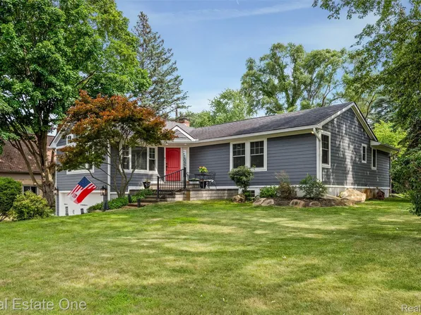 1045 Clara St, Commerce Township, MI 48390