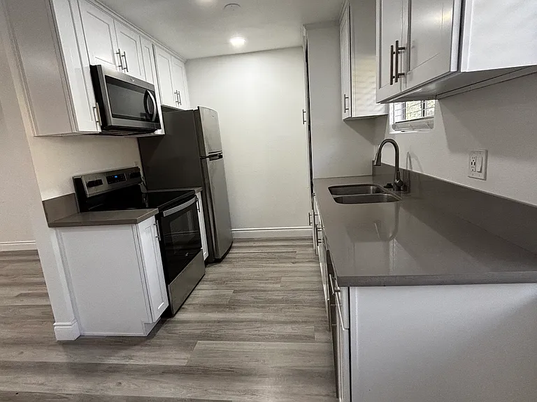 145 W Grove St #B — Photo 3