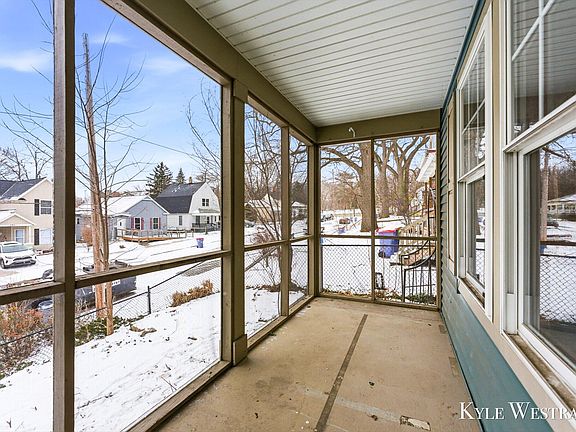 3rd image of 528 Woodlawn St SE