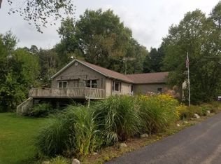 911 Grindle Dr, Lowell, MI 49331