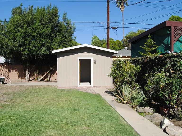 748 N Doan Dr — Photo 18