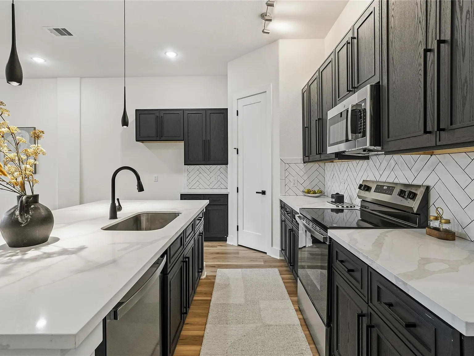 3 bed, 3.5 bath, 2117 sqft, $3,000 — Photo 3
