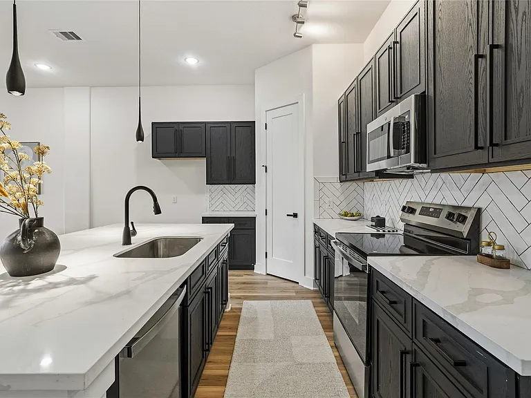 4661 Phlox St #B — Photo 3
