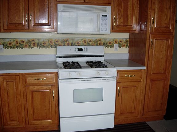 3rd image of 1519 Surrey Dr