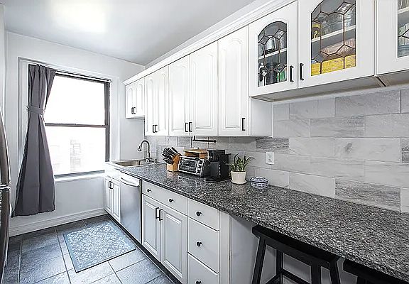 4th image of 325 E 80th St APT 6D