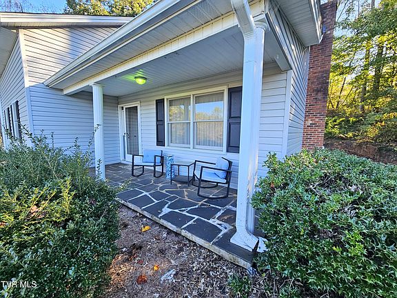 3rd image of 149 Sherwood Cir