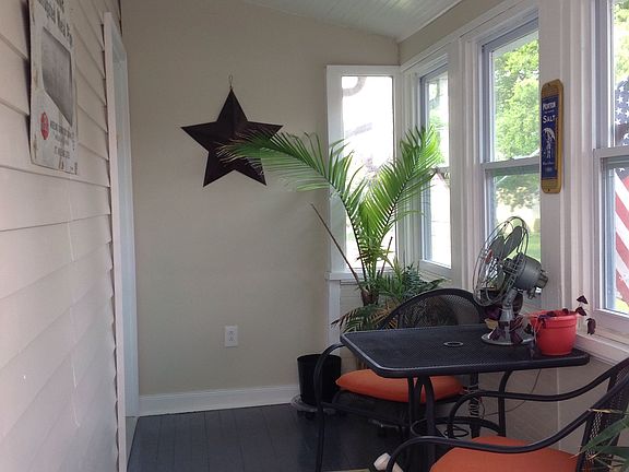 4th image of 211 E Walnut St