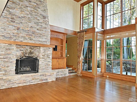 2nd image of 819 Windsor Dr SE