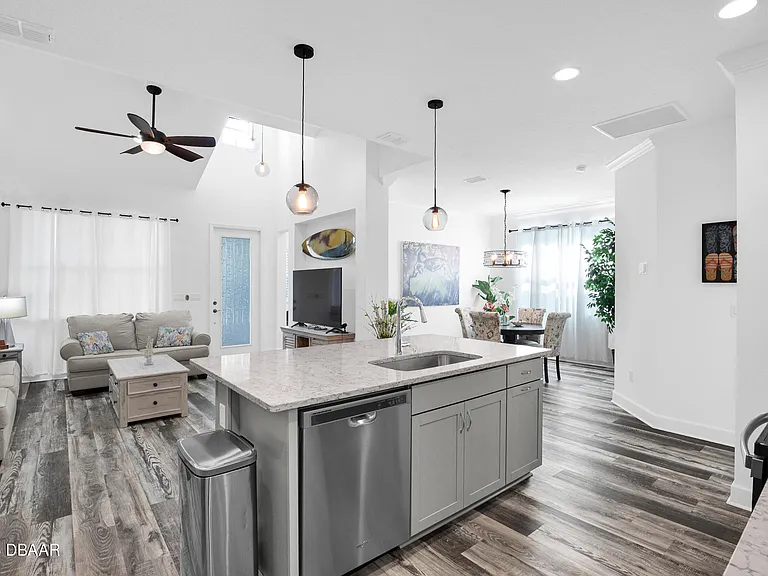 402 Parrot Ln — Photo 2
