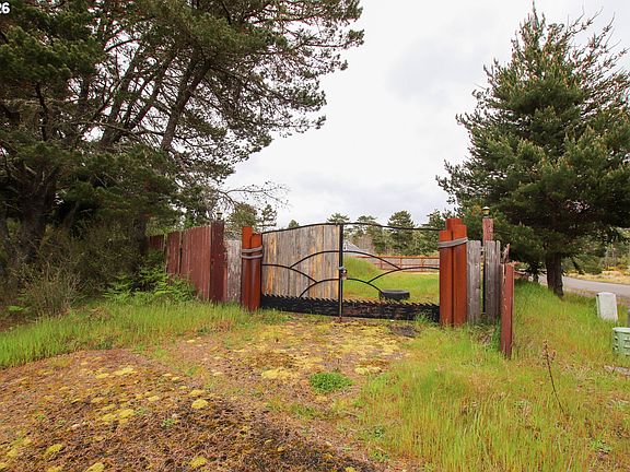 4th image of 1120 Rhododendron Dr