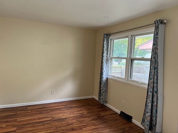 3rd image of 927 Halsted Rd #1