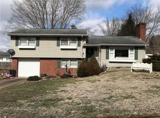 811 Sycamore St, Ravenswood, WV 26164