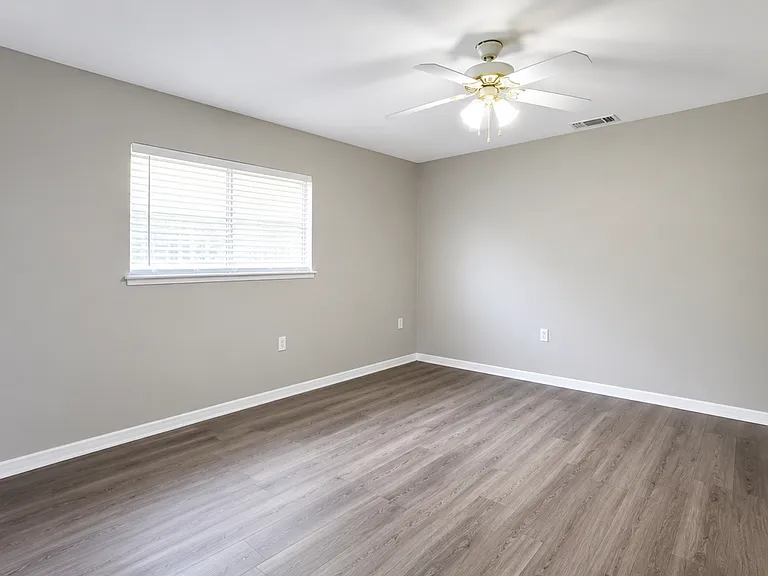 11906 Las Vegas St — Photo 3
