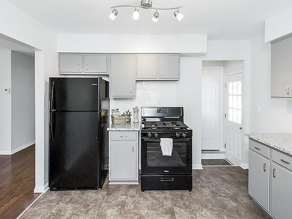 2nd image of 406 Chapel Cir