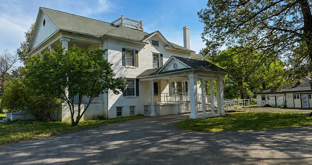 926 N Madison St - Property Image