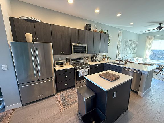 Kitchen- plenty of storage!
