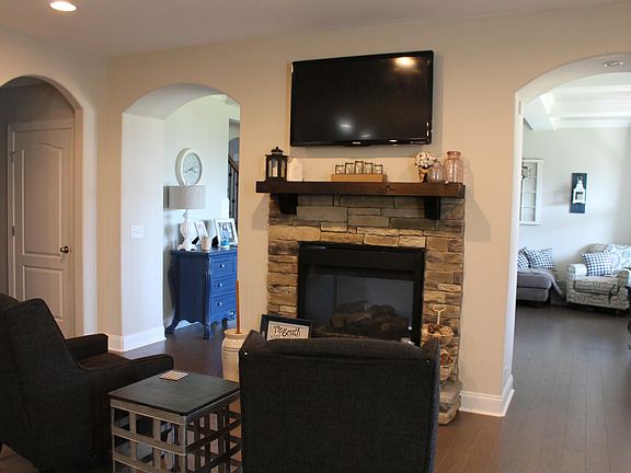 4th image of 742 Burgess Dr