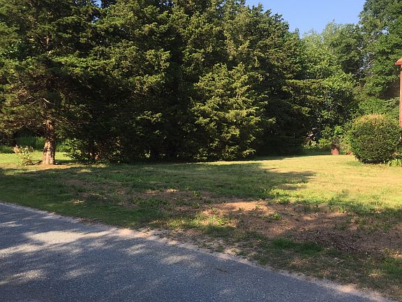 Spacious sunny private yard