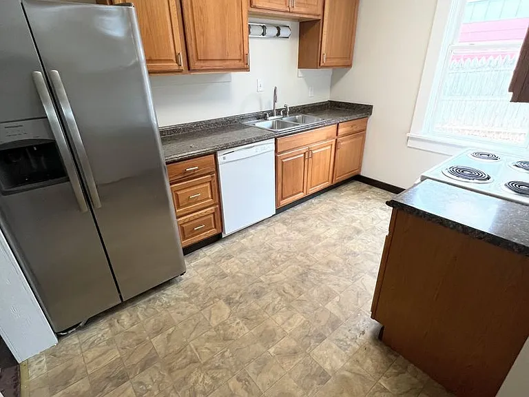 320 Kenyon St — Photo 3
