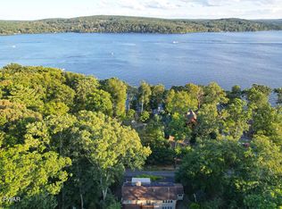 586 Evergreen Dr, Lakeville, PA 18438